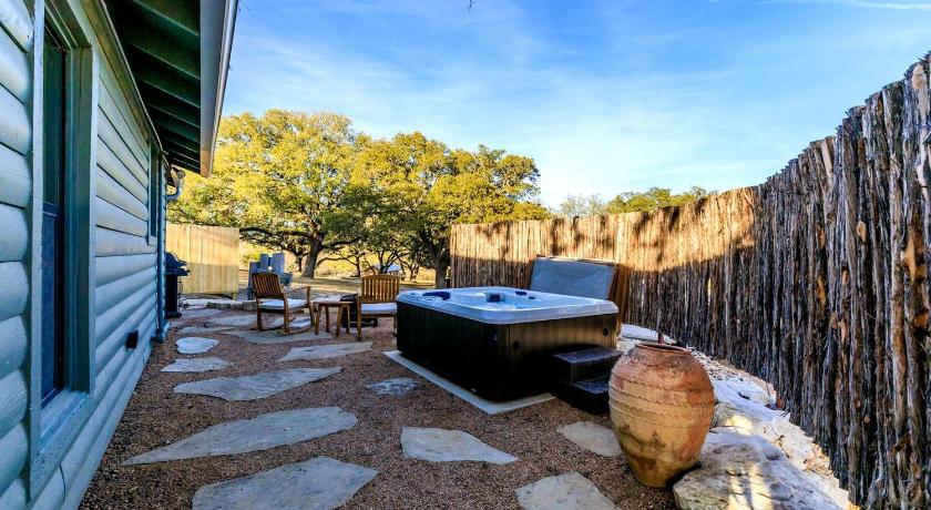 헌트 (TX) Pet-Friendly Glamping Cabin, with River Access in Ingram, Texas 3성급 숙소 레스토랑