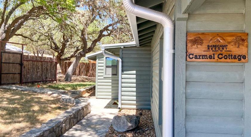 헌트 (TX) Pet-Friendly Glamping Cabin, with River Access in Ingram, Texas 3성급 숙소 부대시설