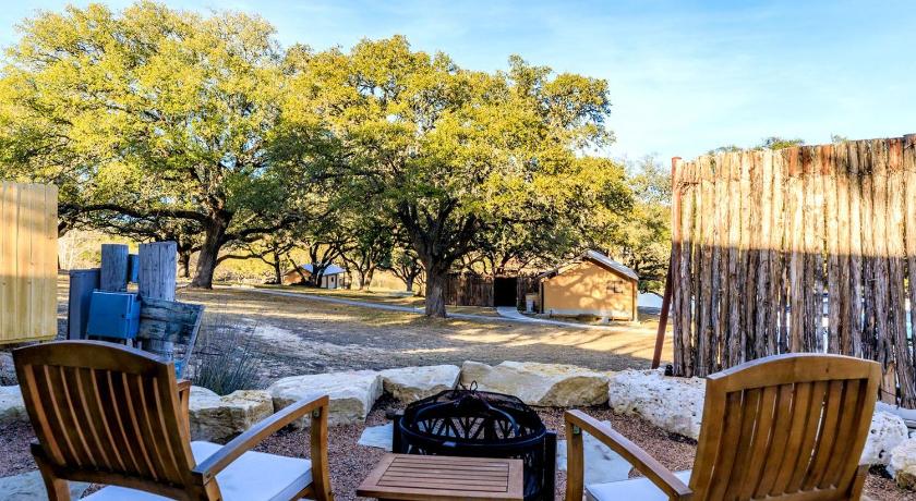 헌트 (TX) Pet-Friendly Glamping Cabin, with River Access in Ingram, Texas 3성급 숙소 외관
