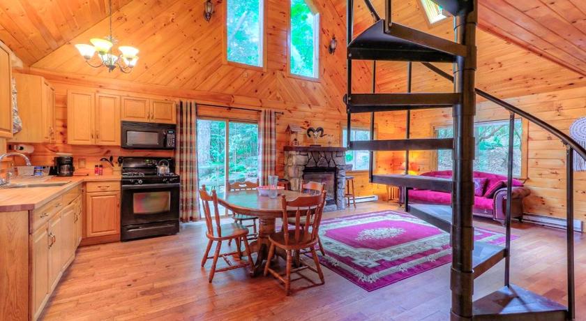 Canadensis Idyllic Log Cabin Rental with a Porch in the Poconos of Pennsylvania 3-Star Accommodation lobby