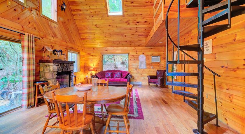 Canadensis Idyllic Log Cabin Rental with a Porch in the Poconos of Pennsylvania 3-Star Accommodation suite