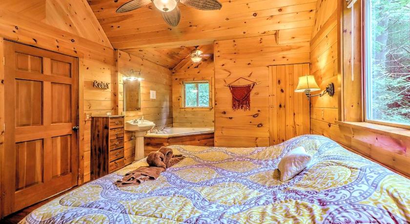 Canadensis Idyllic Log Cabin Rental with a Porch in the Poconos of Pennsylvania 3-Star Accommodation pool