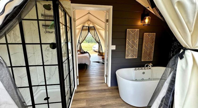 블루 스프링 (KY) Gorgeous Safari Tent with Sauna Perfect for a Couple Retreat in Kentucky 3성급 숙소 스위트룸