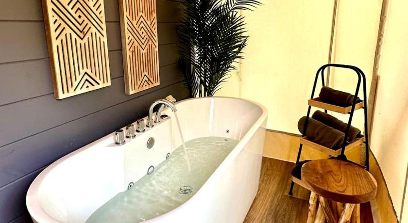 블루 스프링 (KY) Gorgeous Safari Tent with Sauna Perfect for a Couple Retreat in Kentucky 3성급 숙소 로비