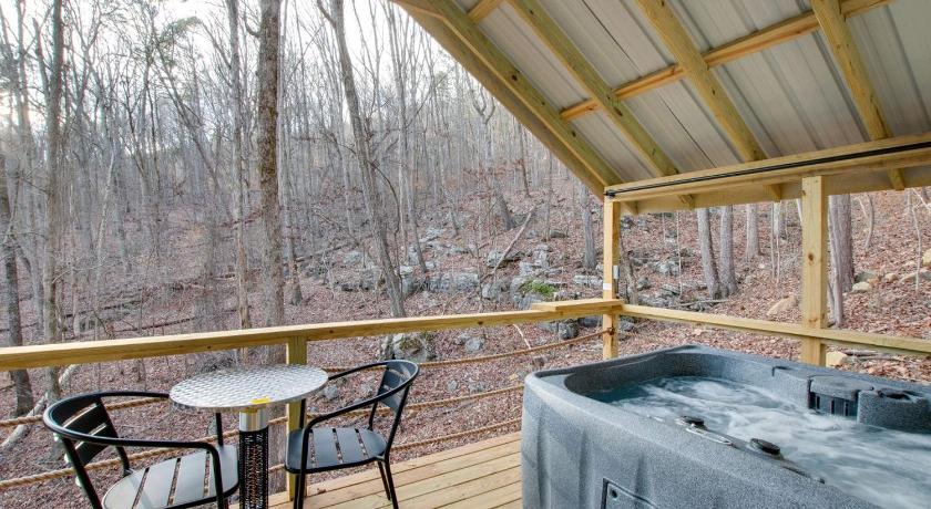 Guntersville (AL) Beautiful Tented Cabin Surrounded by Nature and Hot-tub Provided in Scottsboro, Alabama 3-Star Accommodation pool