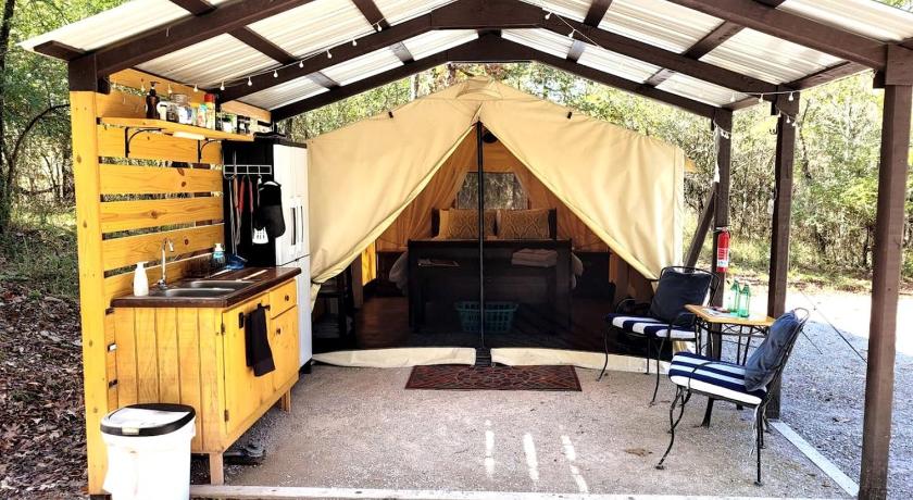Black Fox Den: A Woodland Glamp - Dog Friendly in Hot Springs, AR