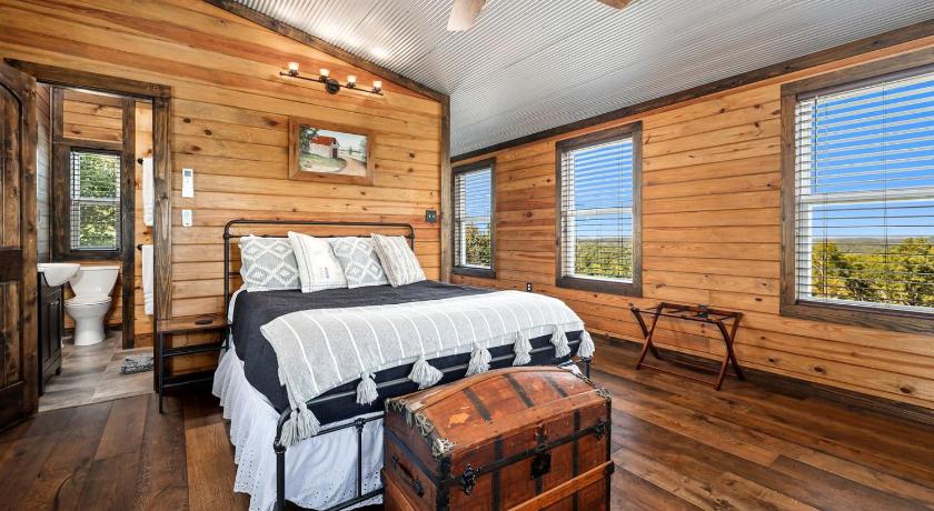 Eureka Springs Family-Friendly Cabin with Hot Tub in the Ozark Mountains and nearby Beaver Lake, Eureka Springs 3-Star Accommodation suite