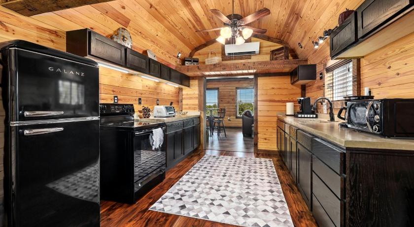 Eureka Springs Family-Friendly Cabin with Hot Tub in the Ozark Mountains and nearby Beaver Lake, Eureka Springs 3-Star Accommodation pool