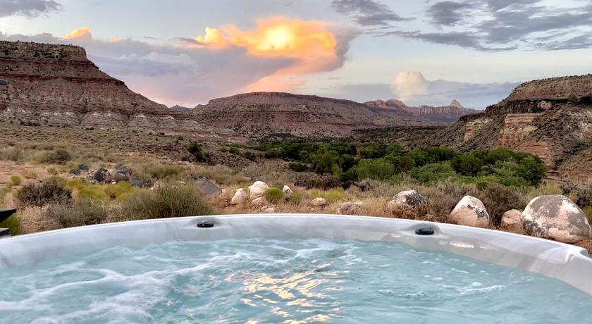 Virgin Magical Tiny House with a Hot Tub for Zion National Park Getaways 3-Star Accommodation restaurant