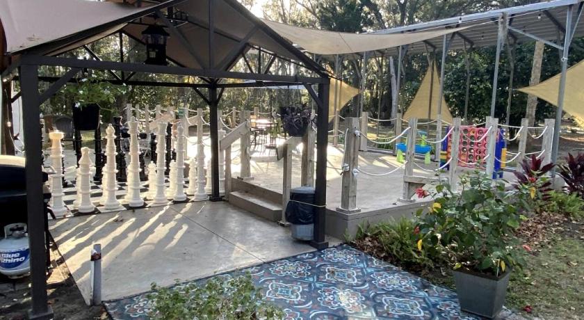 デュネディン Amazing Cottage Surrounded by Trees in Dunnellon, Florida 3つ星 宿泊施設 外観