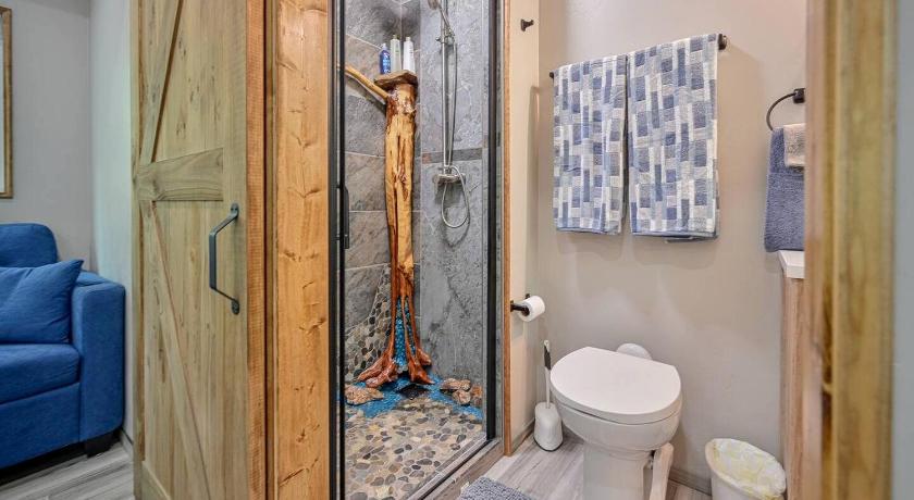 ワールド・ラン (AR) Cozy Tiny Cabin with Porch & Fire Pit near Scenic Trails in Western Arkansas 3つ星 宿泊施設 プール