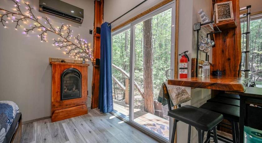 ワールド・ラン (AR) Cozy Tiny Cabin with Porch & Fire Pit near Scenic Trails in Western Arkansas 3つ星 宿泊施設 スイート