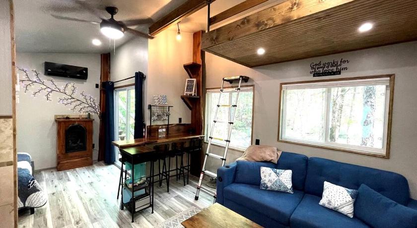 ワールド・ラン (AR) Cozy Tiny Cabin with Porch & Fire Pit near Scenic Trails in Western Arkansas 3つ星 宿泊施設 スイート