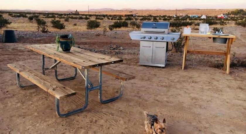 트웬티나인 팜스 (CA) Peaceful Desert Yurt Glamping with Stargazing Near Joshua Tree National Park, California 2성급 숙소 레스토랑