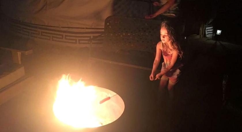 트웬티나인 팜스 (CA) Peaceful Desert Yurt Glamping with Stargazing Near Joshua Tree National Park, California 2성급 숙소 레스토랑
