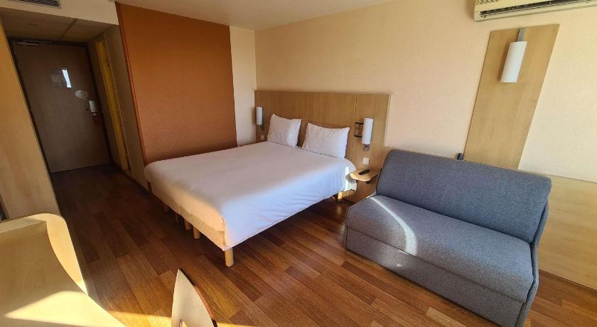 Image of Premium room with 1 double bed + convertible so fa or bed for 1 person 0