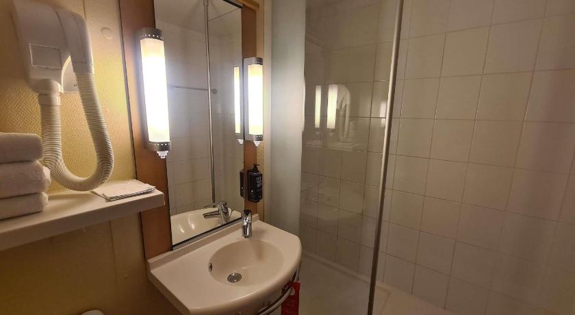 Image of Premium room with 1 double bed + convertible so fa or bed for 1 person 12