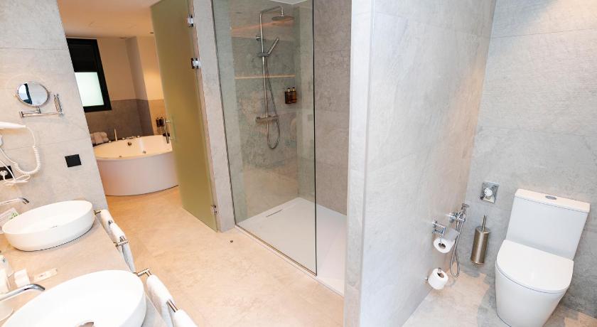 Image of Master Suite Jacuzzi 4