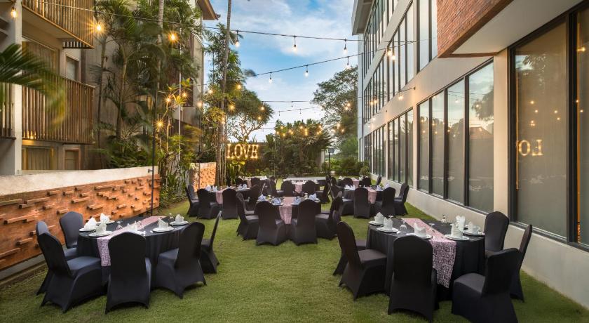 バリ HARRIS Hotel & Residences Sunset Road 4つ星 ホテル レストラン