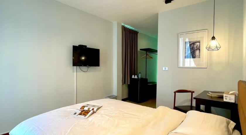 Image of Premiere Queen Room 1