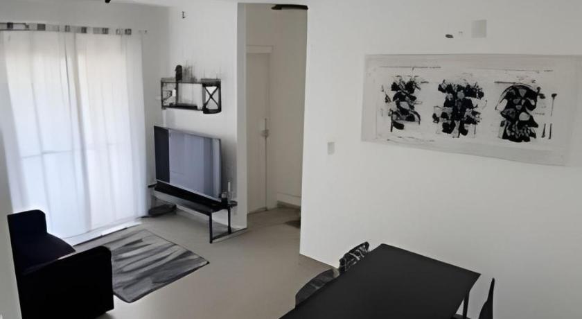 Apartamento completo, com vaga, varanda e piscina