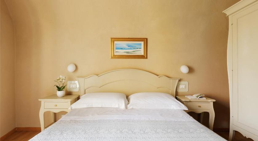 Image of Deluxe Double Room 9