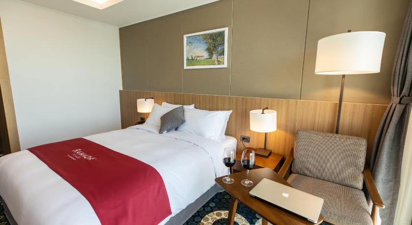 Image of Double Bed, Deluxe Room, Side Ocean View, Non-Smoking 1
