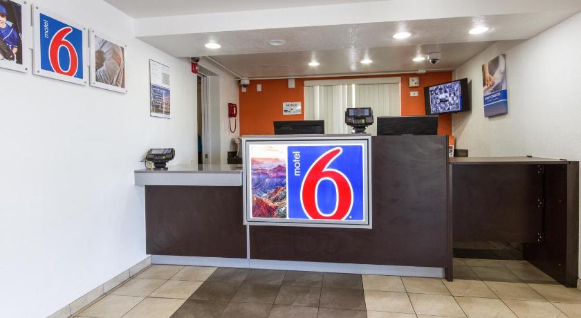 a kitchen with a refrigerator and a microwave, Motel 6 Tempe, AZ Phoenix Airport Priest Dr in Phoenix (AZ)