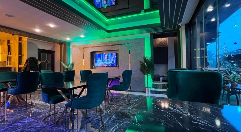 Crowned Plus Hotel - main image