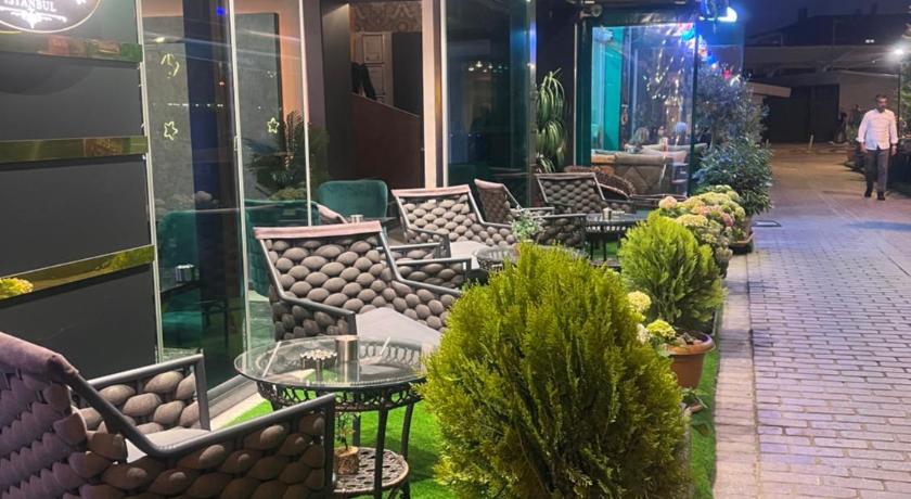 Crowned Boutique Hotel - image 5
