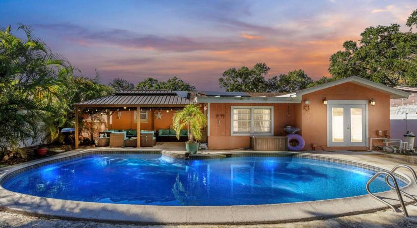 Pinecrest Park (FL) Tropical Palm Haven with Pool and Firepit 5-Star Accommodation exterior