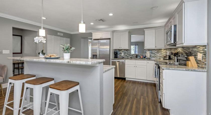 Pinecrest Park (FL) Tropical Palm Haven with Pool and Firepit 5-Star Accommodation room