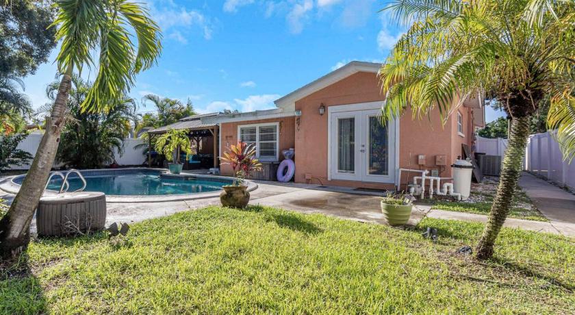 Pinecrest Park (FL) Tropical Palm Haven with Pool and Firepit 5-Star Accommodation restaurant