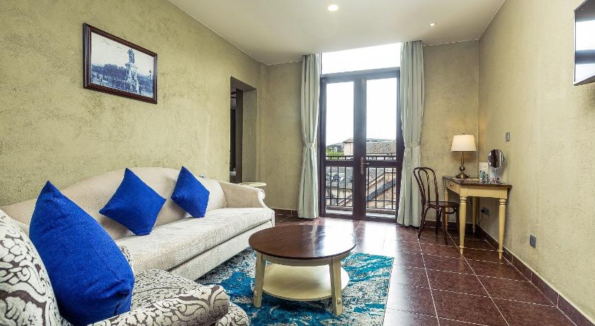 Image of Executive Suite with King Bed 3