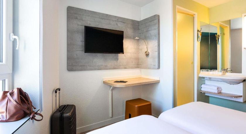 Image of ROOM - for 3 people with 3 single beds 3