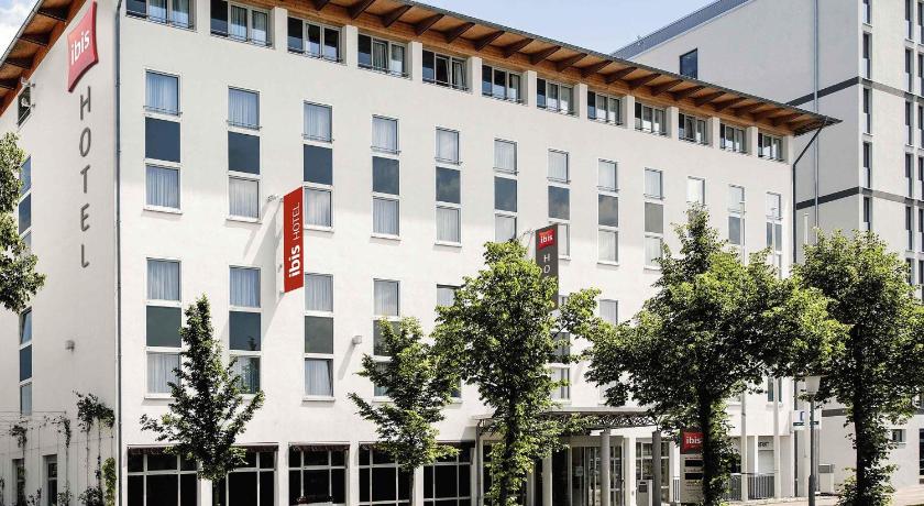 ガルヒング・バイ・ミュンヘン ibis Muenchen Garching 3つ星 ホテル プール
