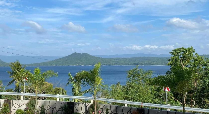 Private Resort Overlooking Taal Lake - image 3