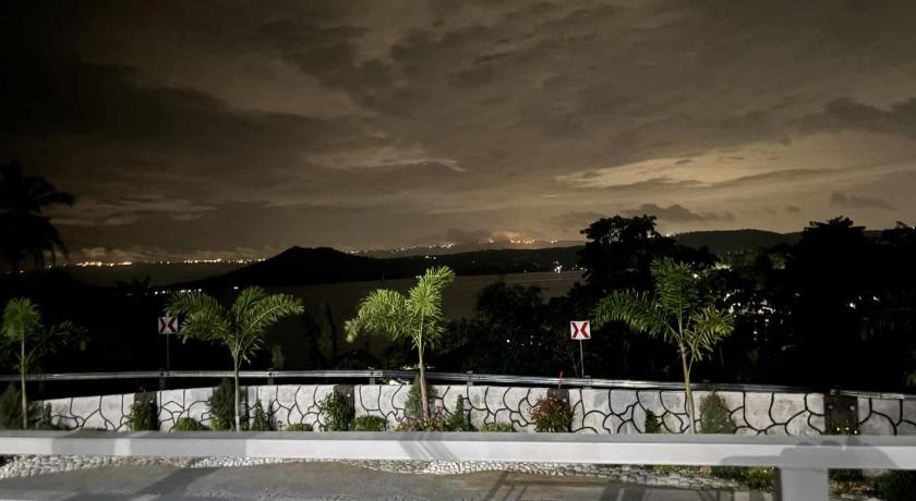 Private Resort Overlooking Taal Lake - image 21