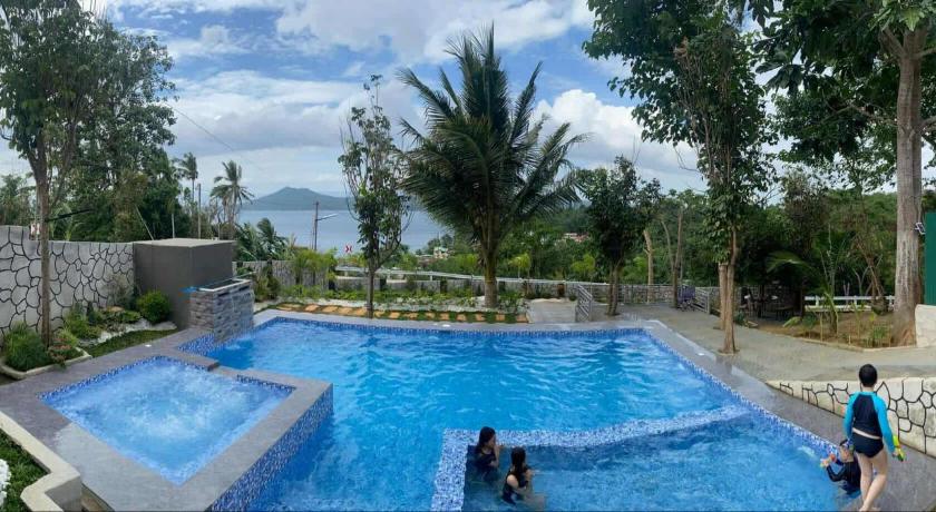 Private Resort Overlooking Taal Lake - image 8