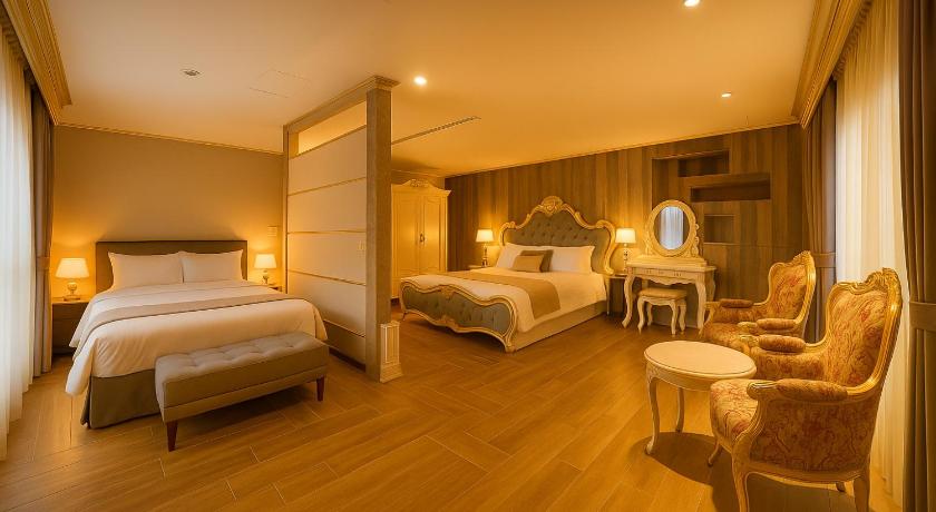 Image of Deluxe Family Suite 0