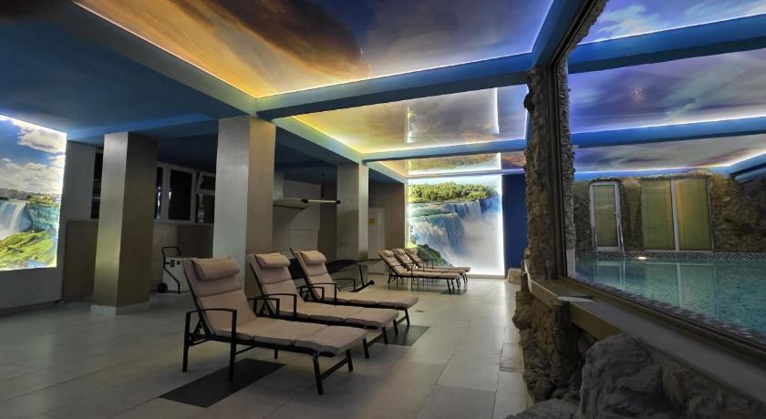 ベオグラード Bali Colosseum Hotel 4つ星 ホテル プール