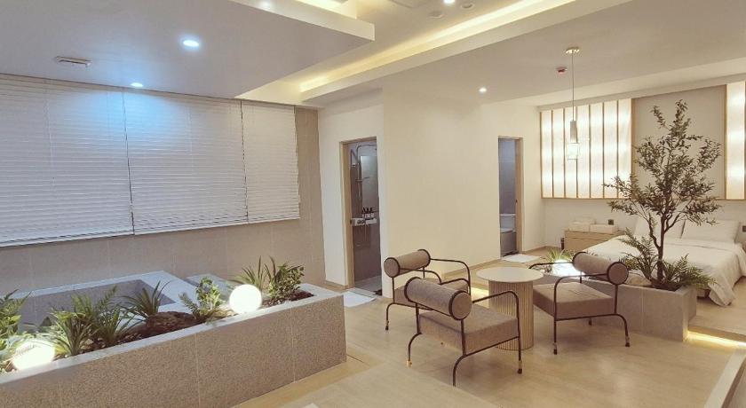 거제 거제도 고현 호텔 바이브 (Geojedo Gohyeon Hotel Vibe) 호텔 스위트룸