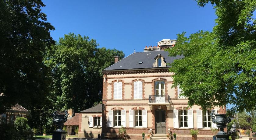 Chateau de Montabert