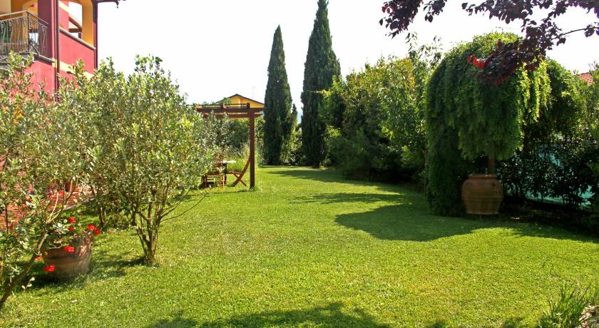 a garden filled with lots of plants and trees, Di Luna e Di Sole in Sarzana