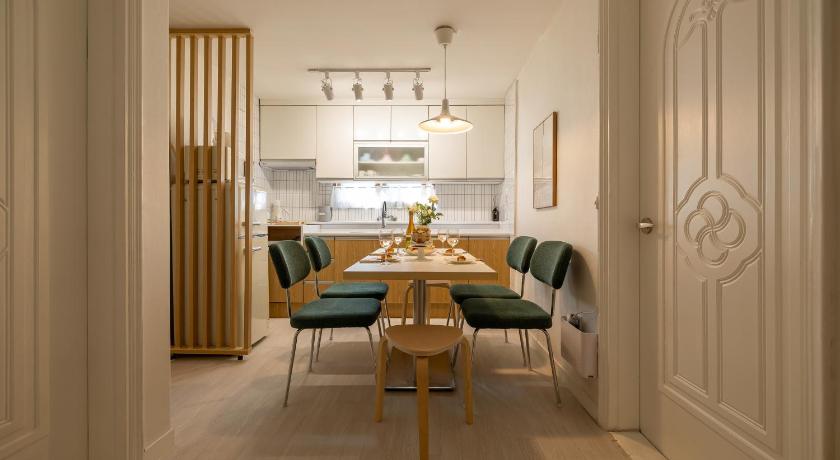 ソウル Special Offer,3 minutes to Airport Bus, 3 Bedrooms, 4 Beds, Accommodates up to 7 Guests, Near Hongje 4つ星 シングルルーム プール