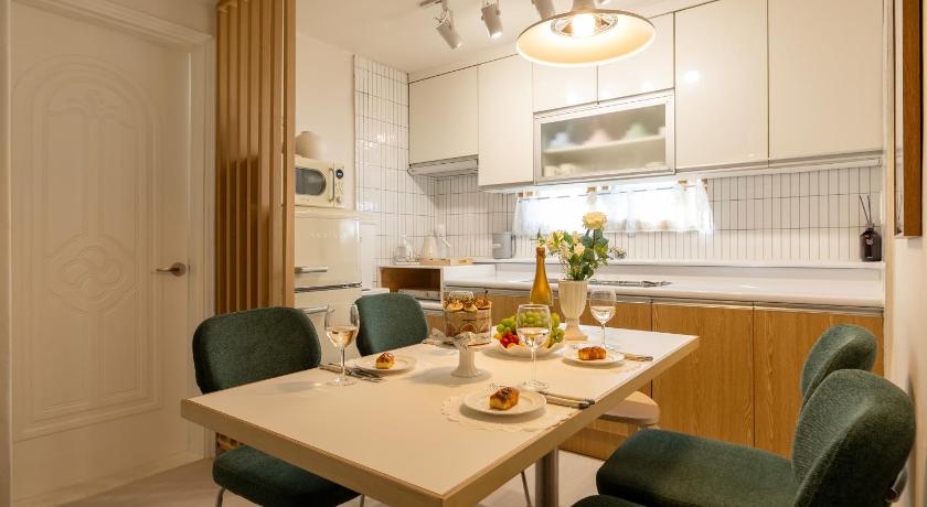 ソウル Special Offer,3 minutes to Airport Bus, 3 Bedrooms, 4 Beds, Accommodates up to 7 Guests, Near Hongje 4つ星 シングルルーム ロビー