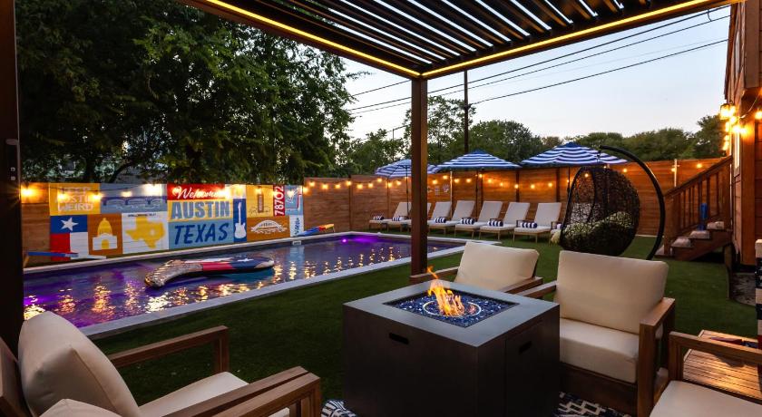 Luxury Downtown Retreat with Pool and Hot Tub, 6Bdr