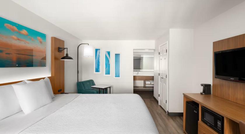 Image of 1 King Bed, Mobility Accessible Room, Bathtub w/ Grab Bars, Non-Smoking 0