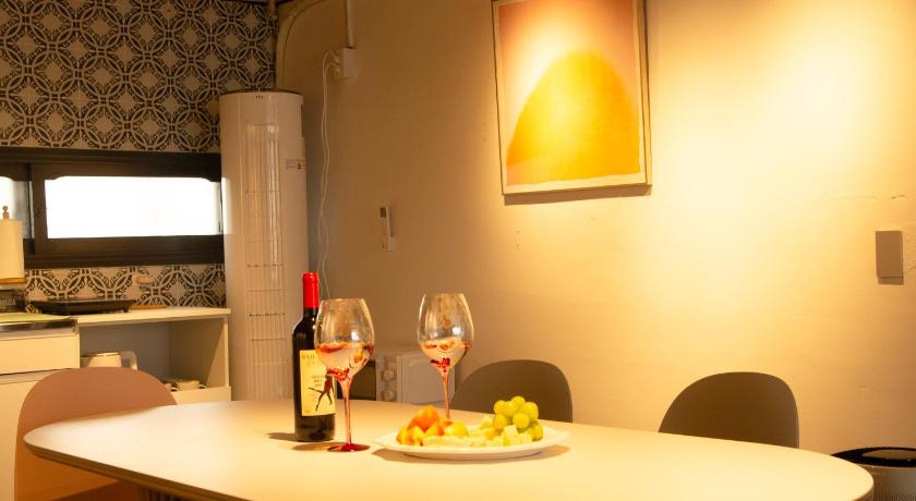 서울 4 Beds in the Heart of Hongdae, Mangwon, Sangsu & Red Road 4성급 숙소 수영장