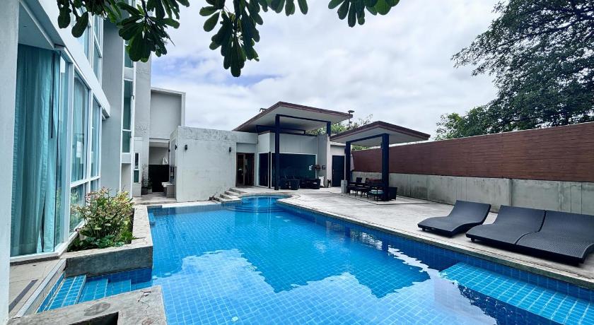 Image of Deluxe Pool Access 11